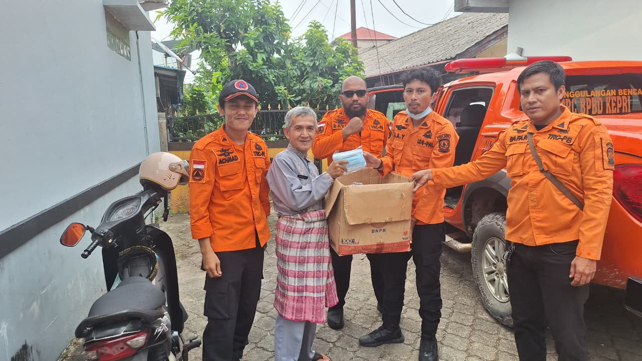 KUALITAS UDARA TIDAK SEHAT, BPBD KEPRI MASIFKAN PEMBAGIAN MASKER KEPADA MASYARAKAT